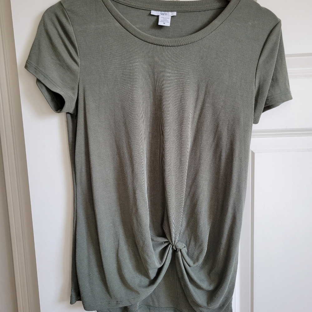 t-shirt with gather detail at bottom size M